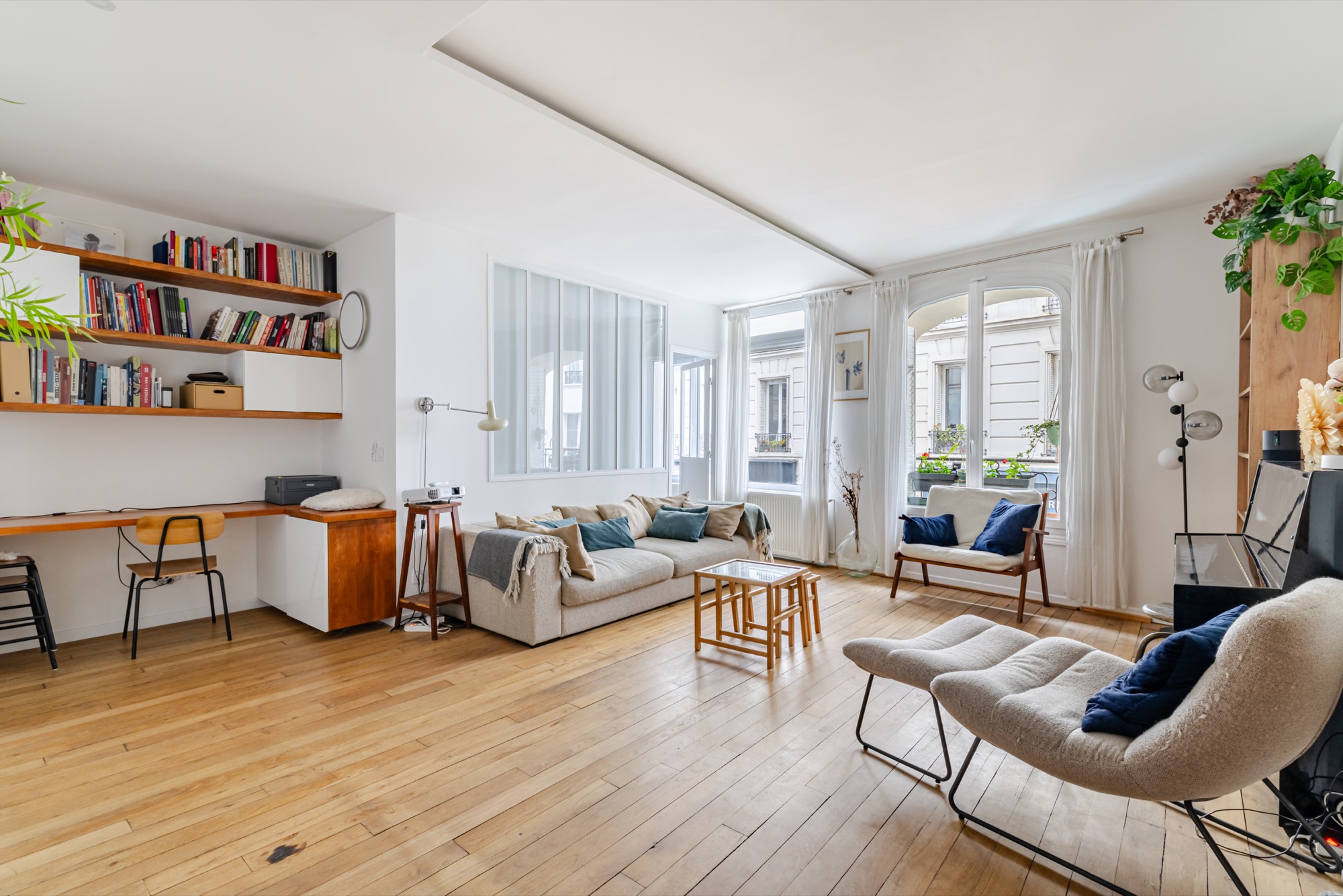 Salon haussmannien lumineux d'un appartement parisien