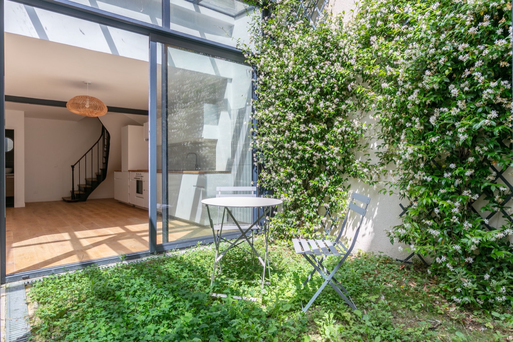 Verrière et patio végétalisé d'un appartement parisien