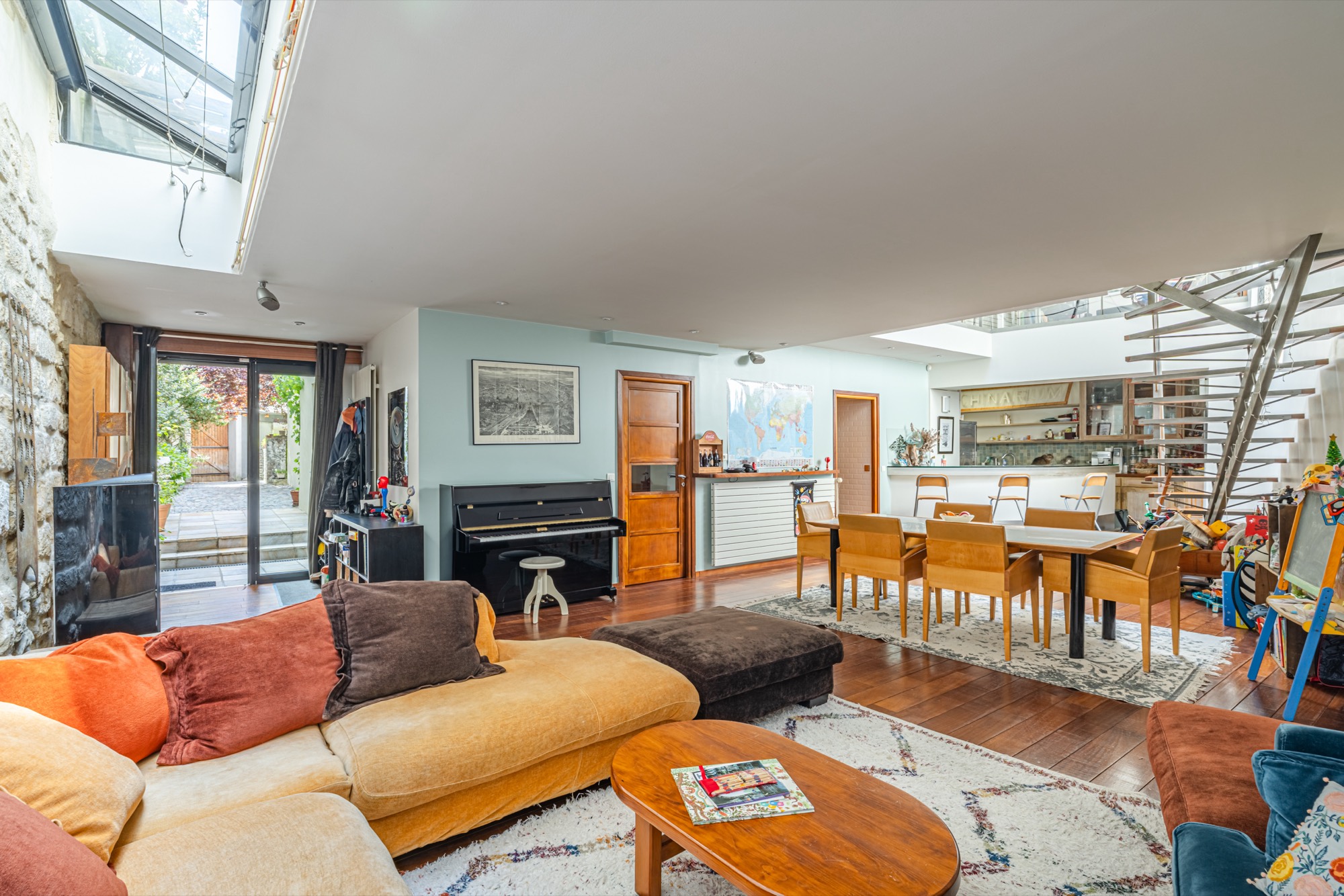 Intérieur soigné d'un appartement parisien baigné de lumière